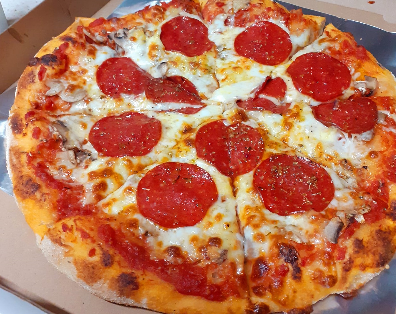 4	SALAMI	sos,ser,salami,pieczarki,oregano	30	35